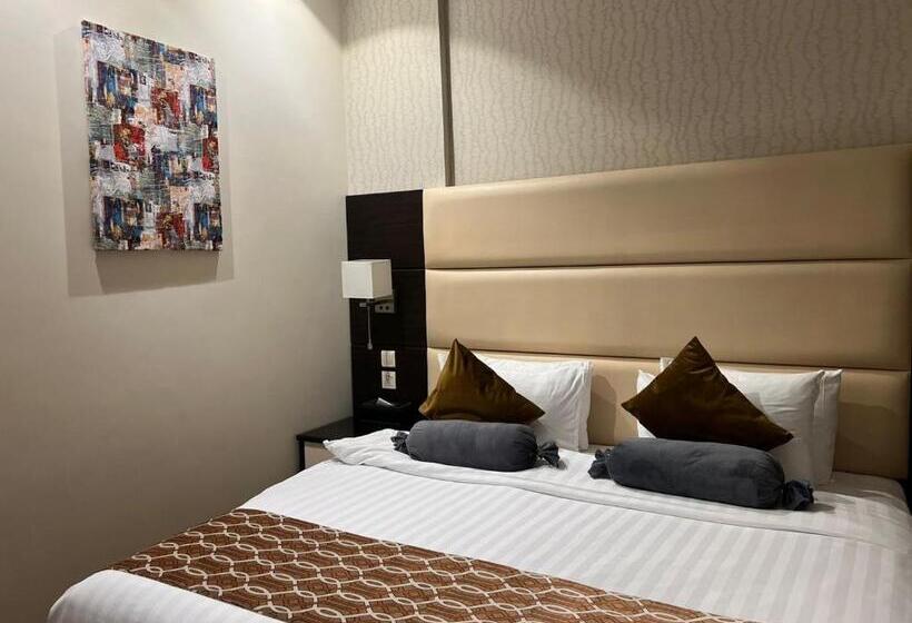 سوییت جونیور, Holiday Villa Hail