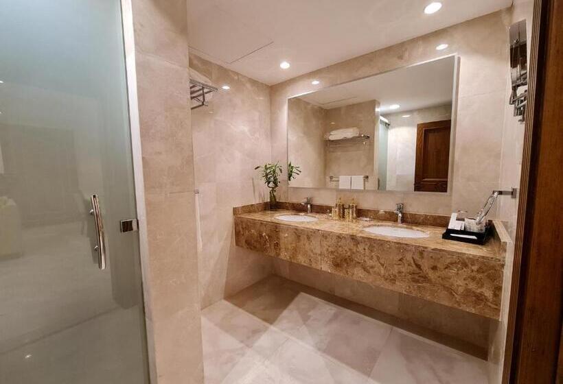 سوئیت پرزیدنت, Holiday Villa Hail