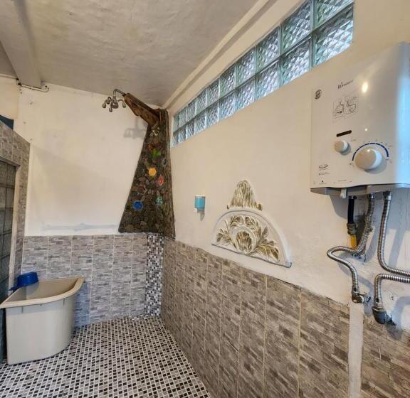 اتاق اکونومی, Jungle Inn Bukit Lawang