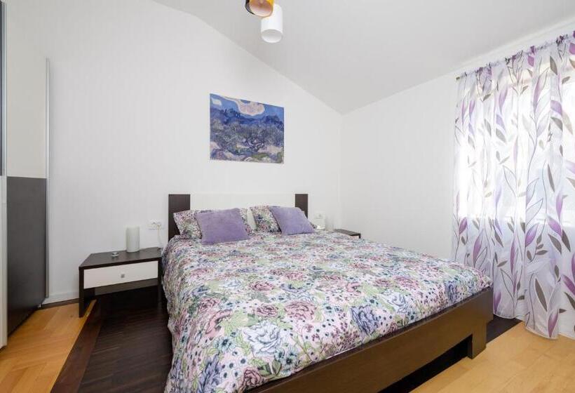 استودیوی لوکس, B&b Carmela