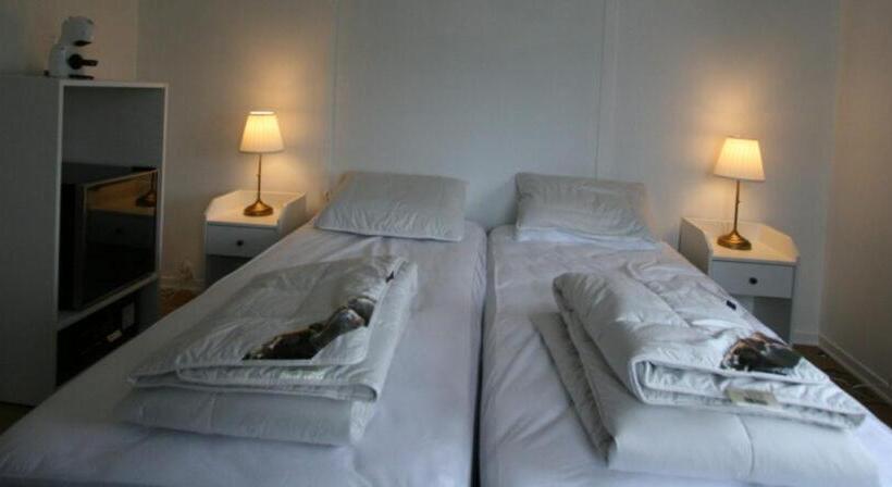 اتاق استاندارد با چشم‌انداز باغ, Riverside Hostel
