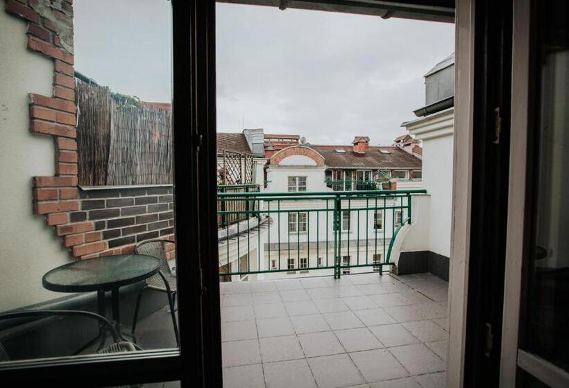 Номер Стандарт с Балконом, Green Wood Apartament Stara Ochota