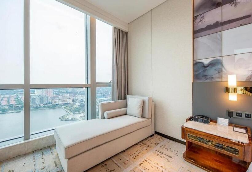 Номер Deluxe, Wyndham Grand Suzhou Fenhu