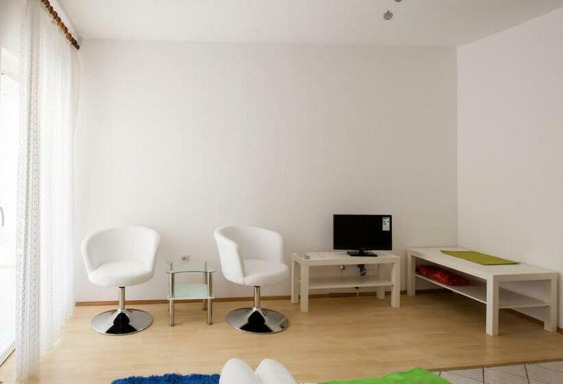 Студио Стандарт с Балконом, Friendly People's Guest House