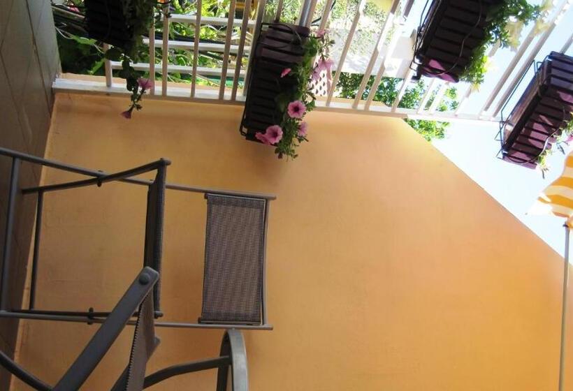 Студио Стандарт Вид на Сад, Friendly People's Guest House