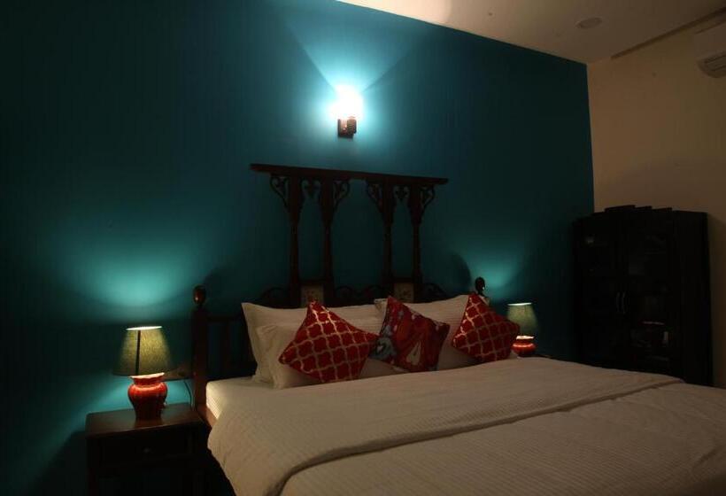 اتاق اجرایی با تخت بزرگ, Welcomheritage Mani Mansion