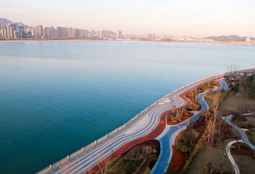 Номер Стандарт с Балконом, Doubletree By Hilton Qingdao Oriental Movie Metropolis