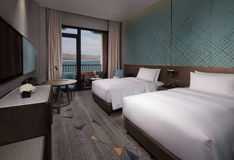 Номер Deluxe Вид на Море с Балконом, Doubletree By Hilton Qingdao Oriental Movie Metropolis