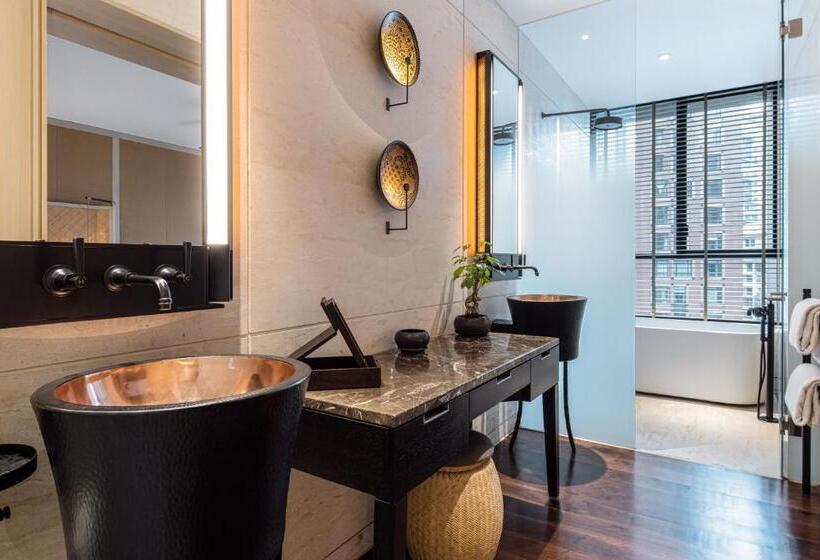 اتاق لوکس با تخت بزرگ, The Ruma Hotel And Residences