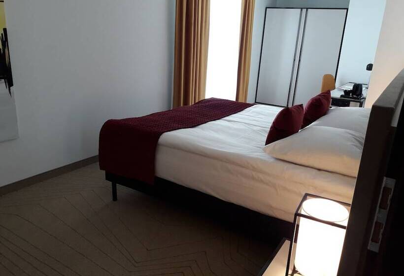 Студия Стандарт, Arche Hotel Krakowska