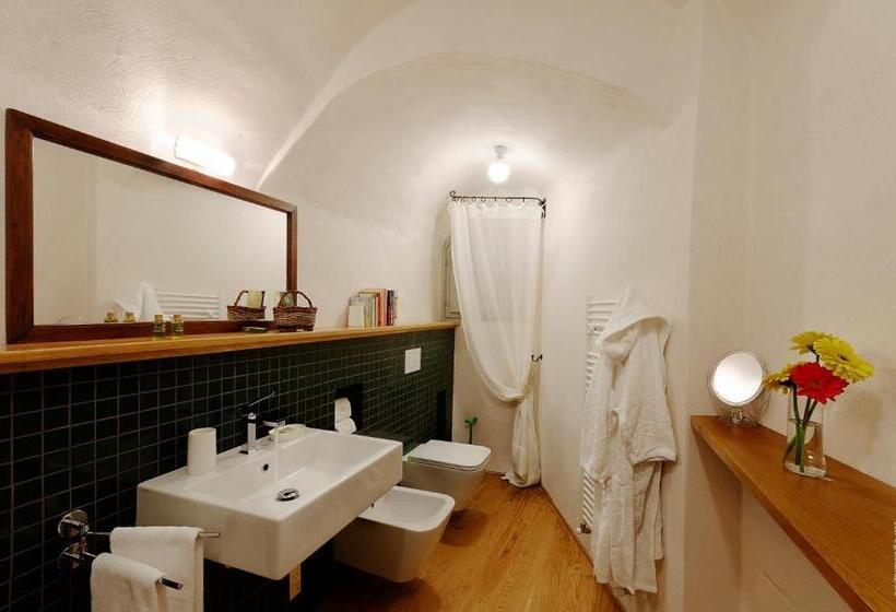Люкс, Castello Di Postignano Relais