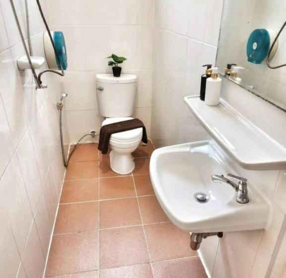 اتاق استاندارد سه نفره, Back Home Backpackers