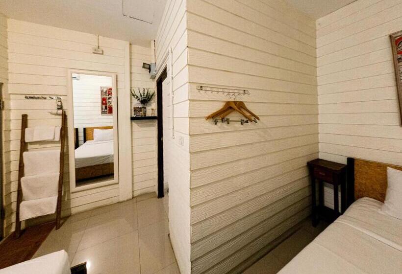 اتاق استاندارد سه نفره, Back Home Backpackers
