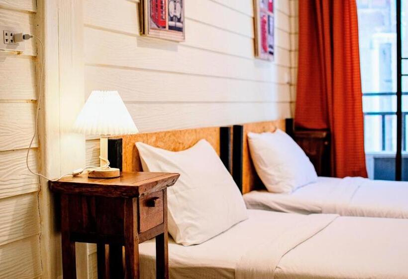 اتاق استاندارد سه نفره, Back Home Backpackers
