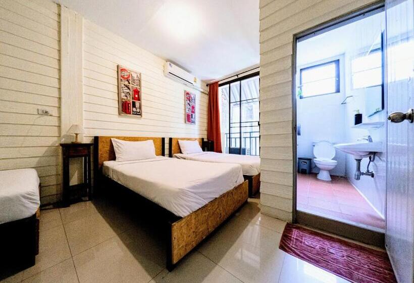 اتاق استاندارد سه نفره, Back Home Backpackers