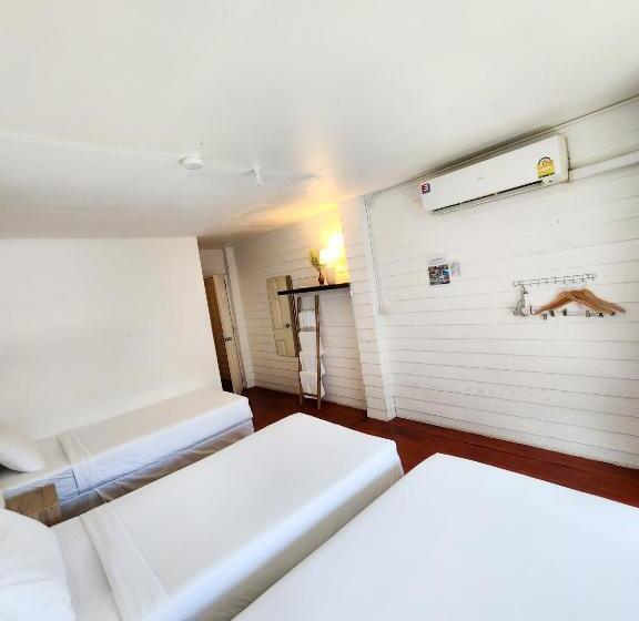 اتاق استاندارد سه نفره, Back Home Backpackers