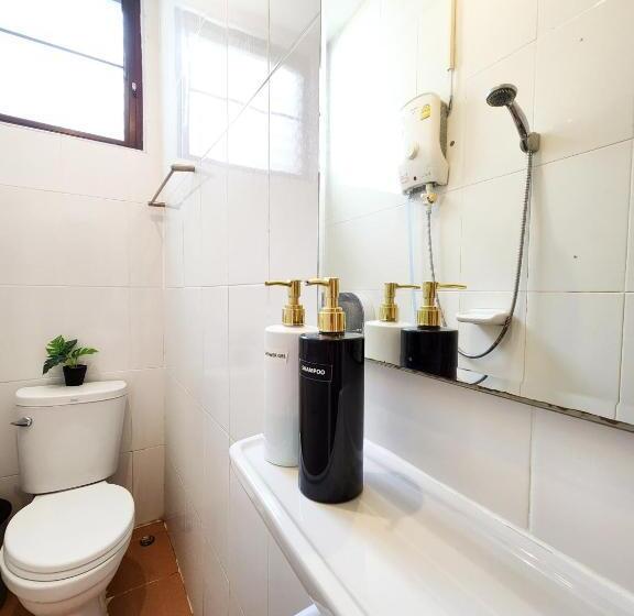 اتاق استاندارد سه نفره, Back Home Backpackers