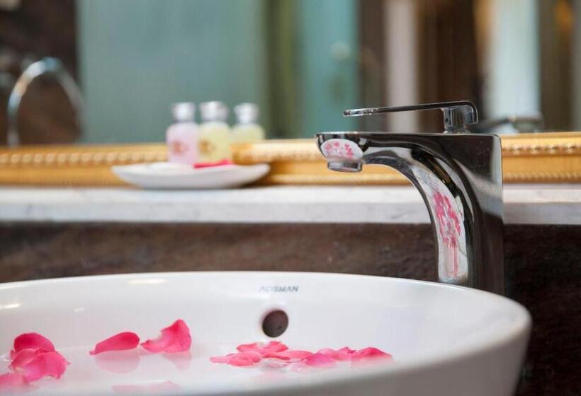 اتاق لوکس با بالکن, Hanoi Allure