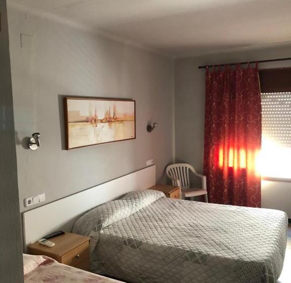 اتاق استاندارد سه نفره, Pensió I Apartament Torrent