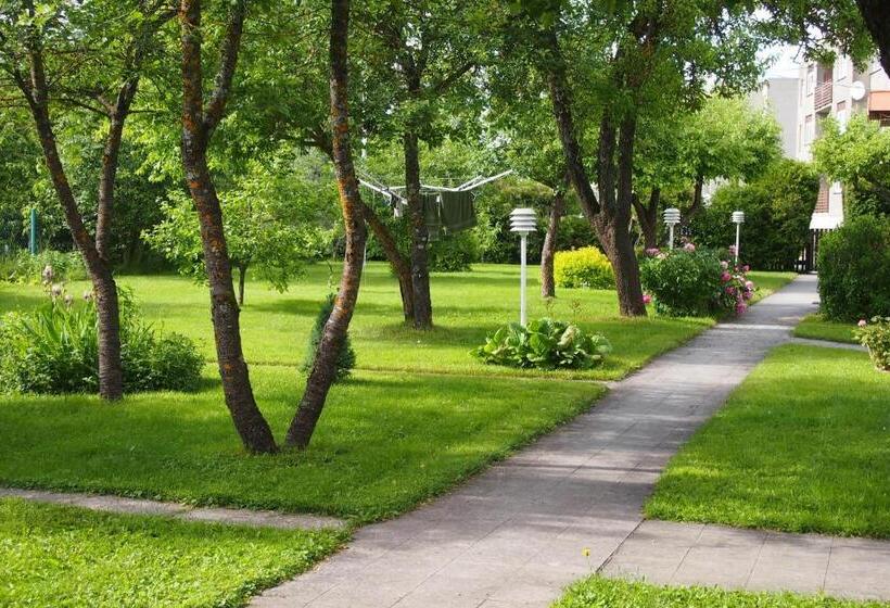 اتاق استاندارد سه تخته با سرویس بهداشتی مشترک, Männi Guesthouse