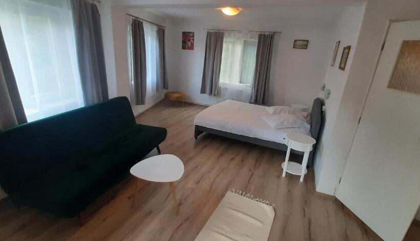 استودیوی لوکس, Piccola Italia Casa Racovita