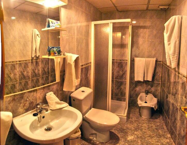 חדר סטנדרט לשלושה, Hostal Apolo Trece