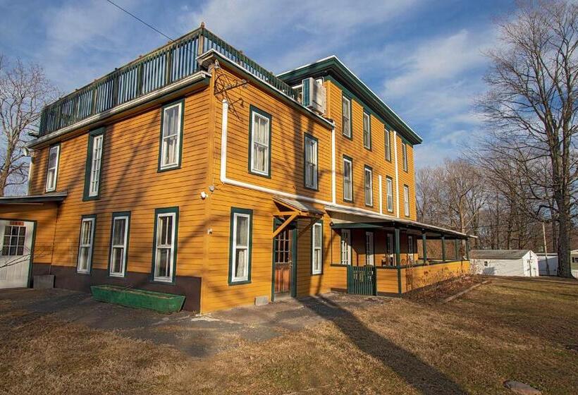 Полулюкс, The Woodbine Inn