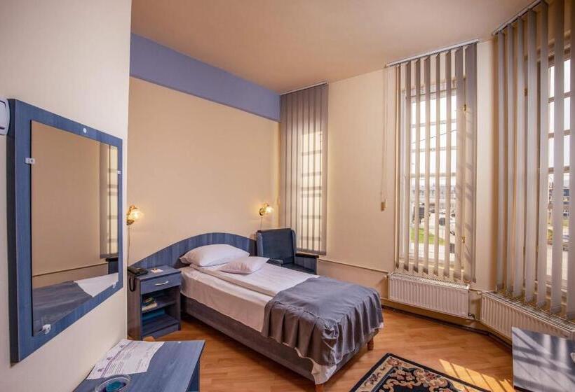اتاق استاندارد یک نفره, Castel