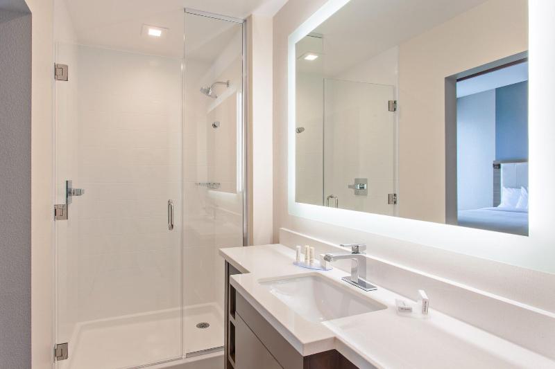 Люкс Кровать Кинг, Springhill Suites By Marriott Escondido Downtown
