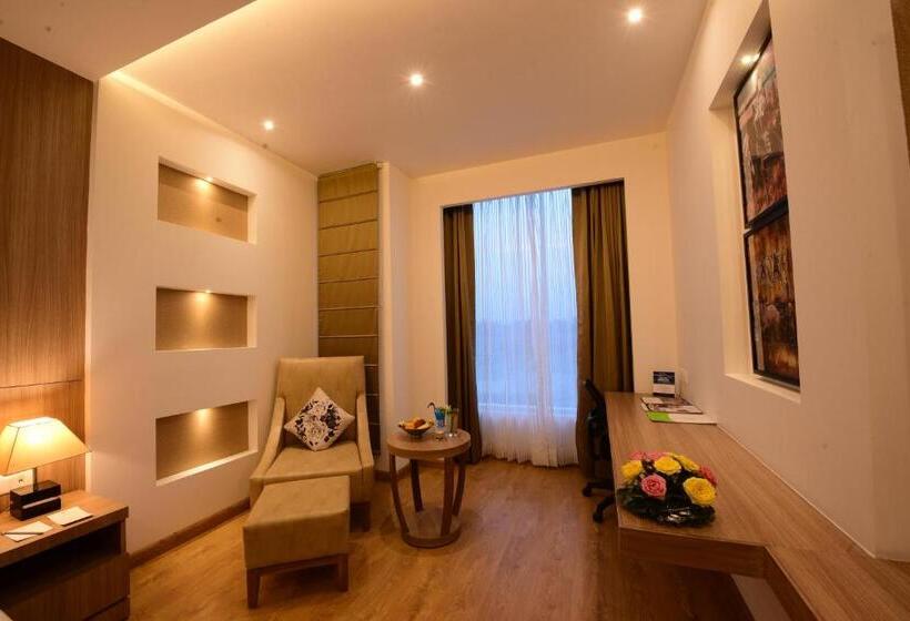 اتاق لوکس با تخت بزرگ, Surestay Plus By Best Western Amritsar