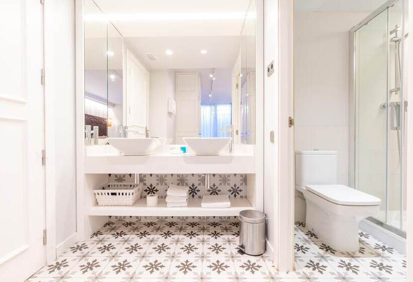 Номер Стандарт Трехместный, Serennia Fira Gran Via Exclusive Rooms