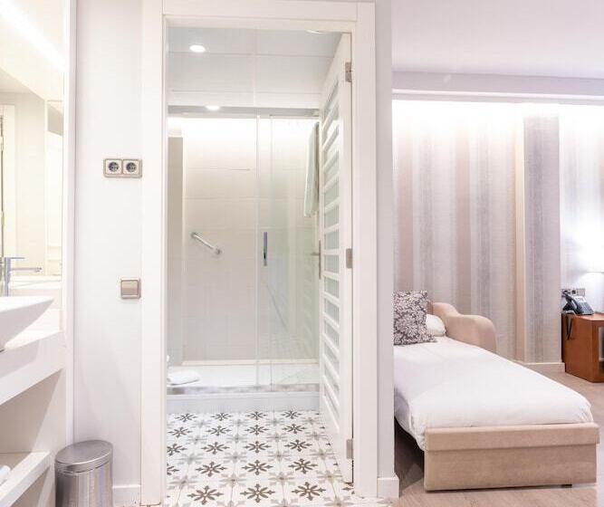 Номер Стандарт Трехместный, Serennia Fira Gran Via Exclusive Rooms