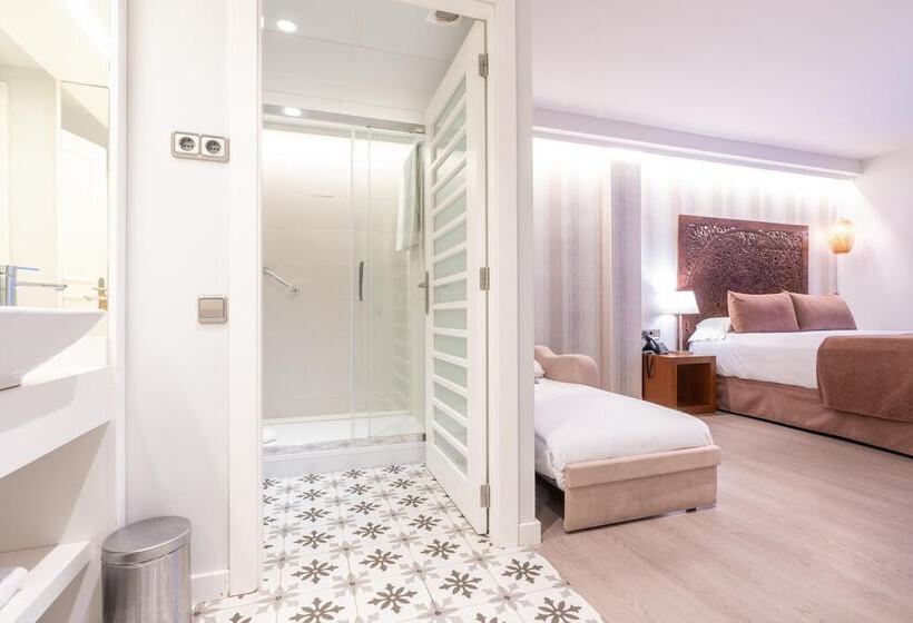 Номер Стандарт Трехместный, Serennia Fira Gran Via Exclusive Rooms