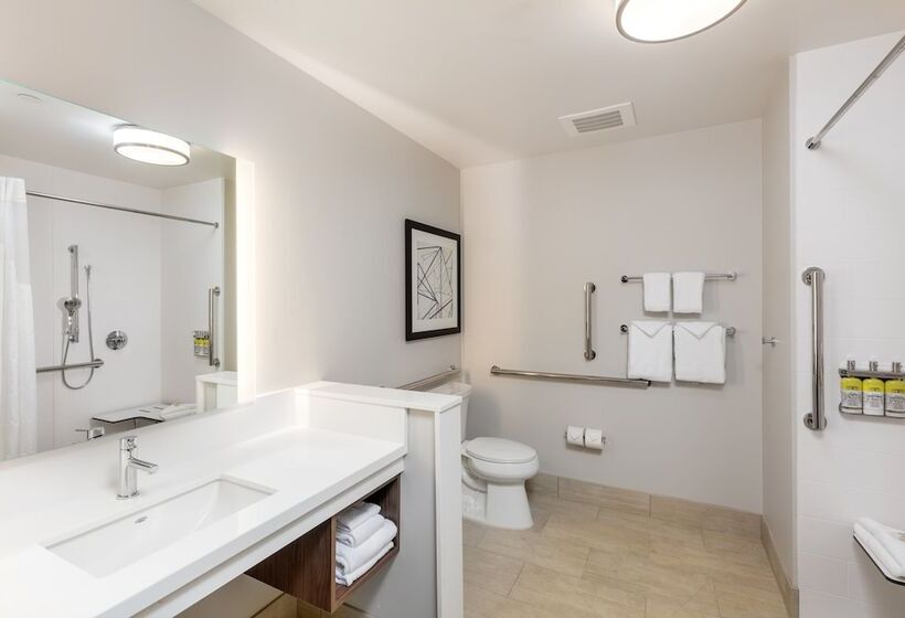 장애인을 위한 스위트, Holiday Inn Express & Suites   Moreno Valley   Riverside, An Ihg