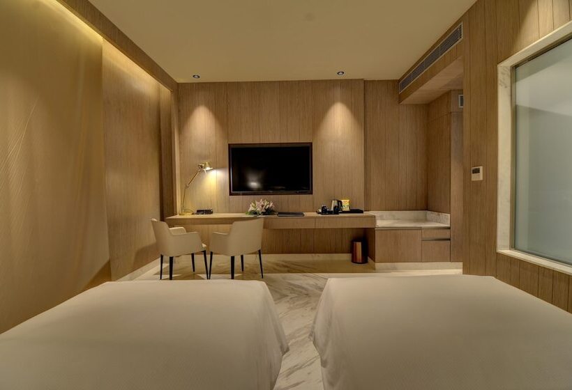 Superior Room, Vividus