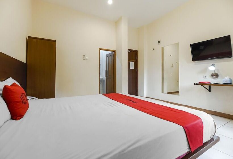 Номер Economy, Reddoorz Plus @ Karebosi Area 2