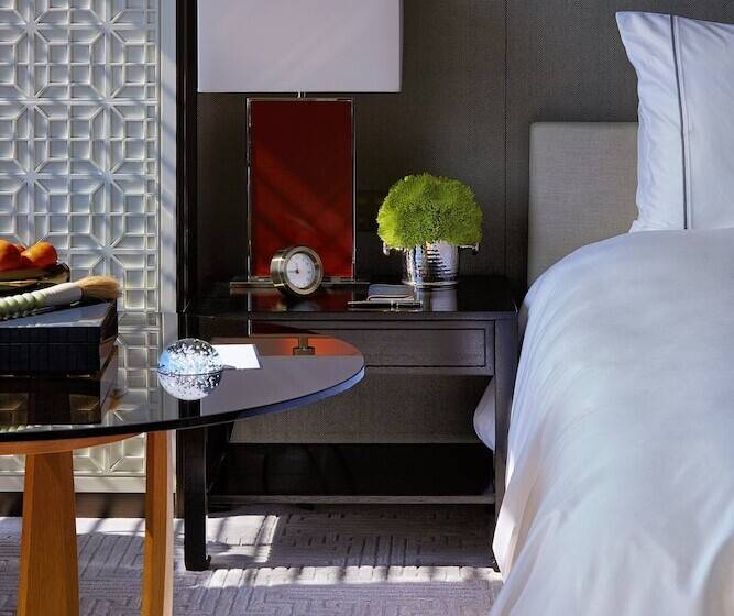 اتاق استاندارد با تخت دوبل و چشم‌انداز, Rosewood Hong Kong