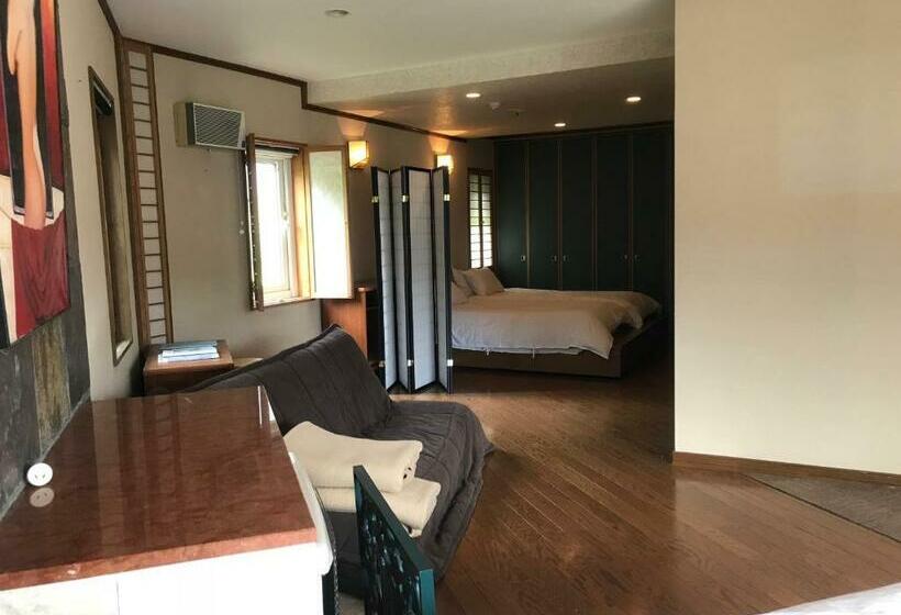 استودیو استاندارد با چشم‌انداز, Slowlife Lodge