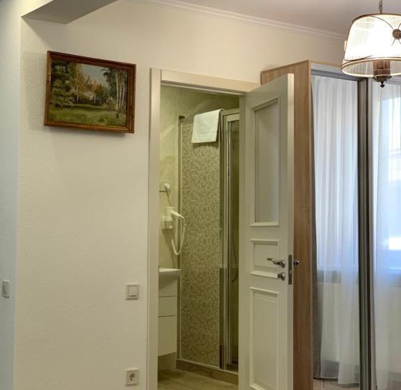 اتاق لوکس چهار تخته, Restoran Hotel Stariy Melnik
