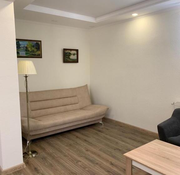 اتاق لوکس چهار تخته, Restoran Hotel Stariy Melnik