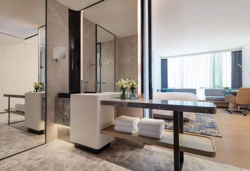 Club Room King Bed, Courtyard By Marriott Shenzhen Northwest