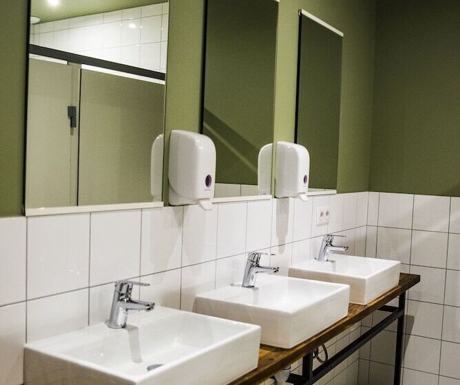 تختخواب در اتاق مشترک, Georges Hostel & Café