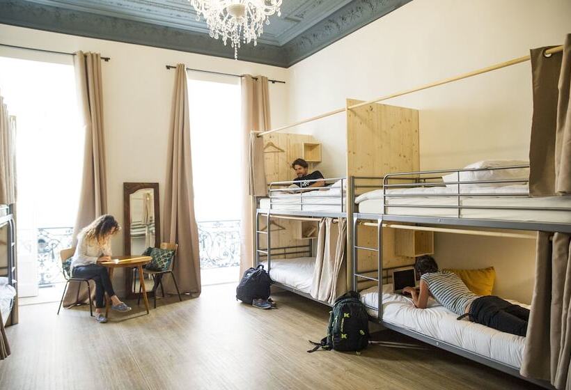 تختخواب در اتاق مشترک, Georges Hostel & Café