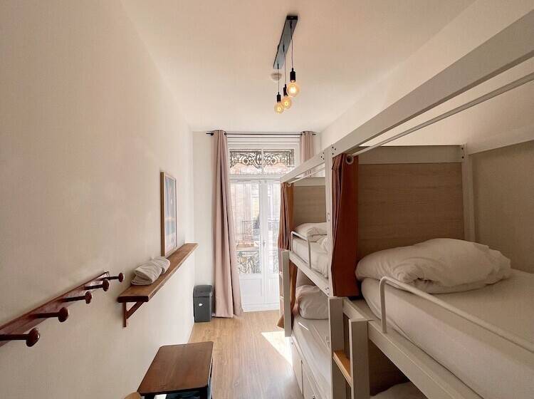 تختخواب در اتاق مشترک, Georges Hostel & Café