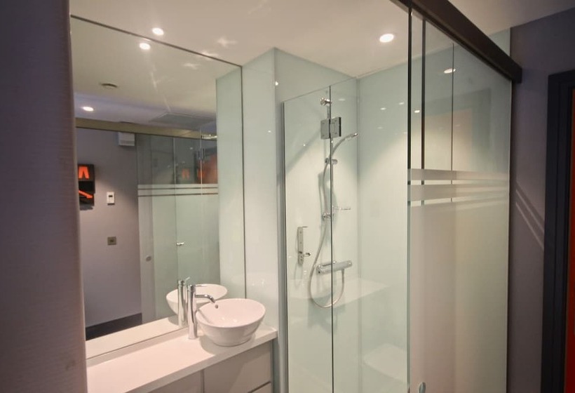 Номер Superior, Easyhotel Belfast