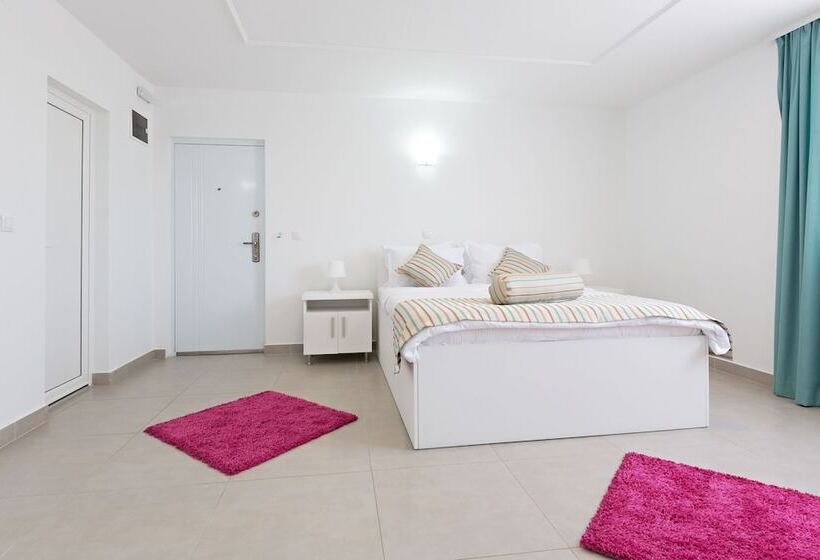 اتاق لوکس سه تخته, Flamingo Resort
