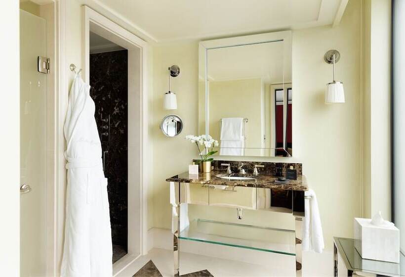 Suite, L Oscar London