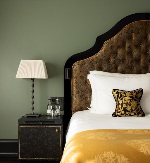 Deluxe Room King Size Bed, L Oscar London
