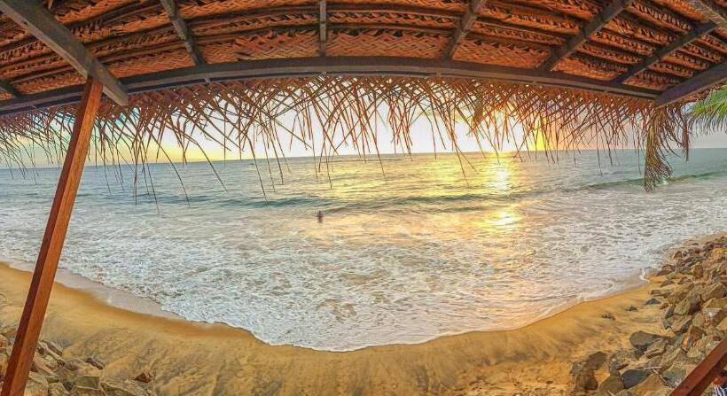 اتاق لوکس با بالکن و چشم‌انداز دریا, Indika Beach Villa