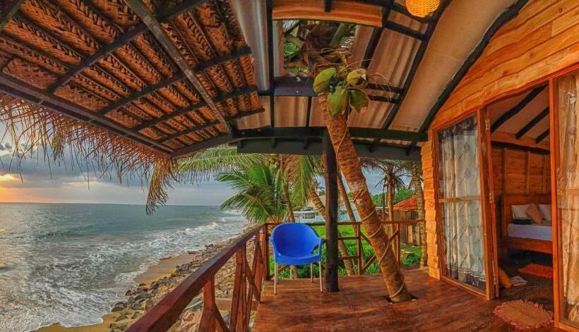 اتاق لوکس با بالکن و چشم‌انداز دریا, Indika Beach Villa